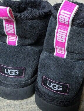 UGG CLASSIC MINI II GRAPHIC LOGO BLACK / NEON PINK BOOT US 6 / EU 37
